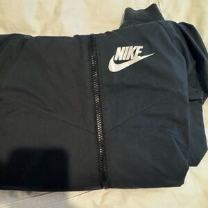Nike youth windbreaker. Black size medium